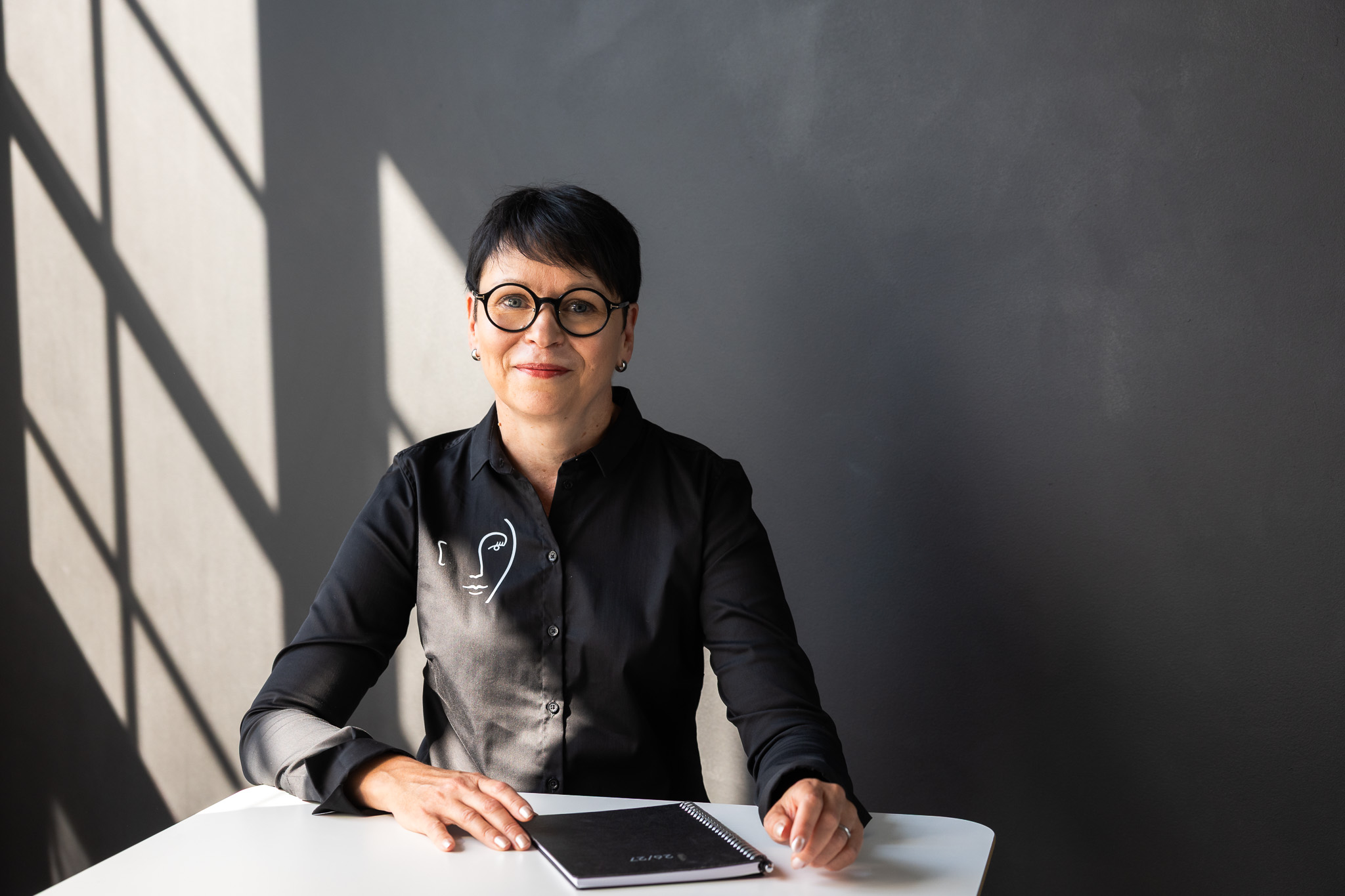 Kirsi Postareff työpöydän ääressä